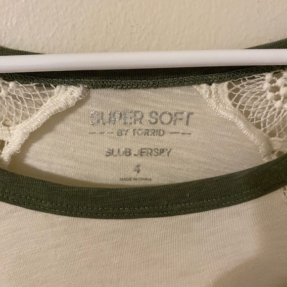 Super Soft By Torrid Slub Jersey Green Cream w/ Lace Accents Size 4X 4 - Picture 3 of 3